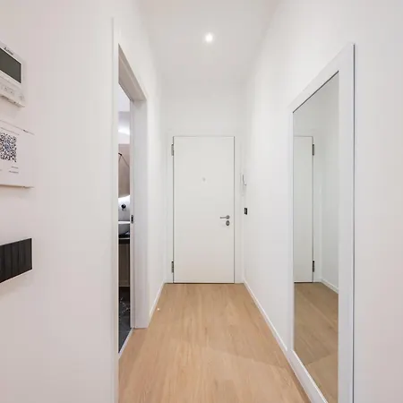 Juliet's Window 아파트